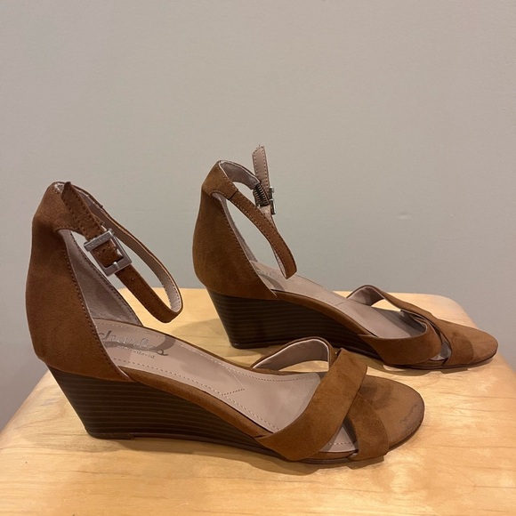 Charles by Charles David Light Brown Wedge Sandals - Picture 1 of 15